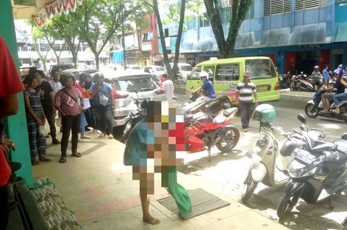 Seorang wanita melucuti celananya di Jalan Sam Ratulangi Ambon setelah terlibat perkelahian dengan suaminya di kawasan tersebut, Rabu (30/10/2019)