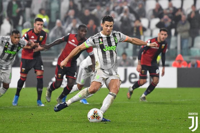 Megabintang Juventus, Cristiano Ronaldo, mencetak gol dalam laga Liga Italia melawan Genoa di Stadion Allianz, Rabu (30/10/2019).