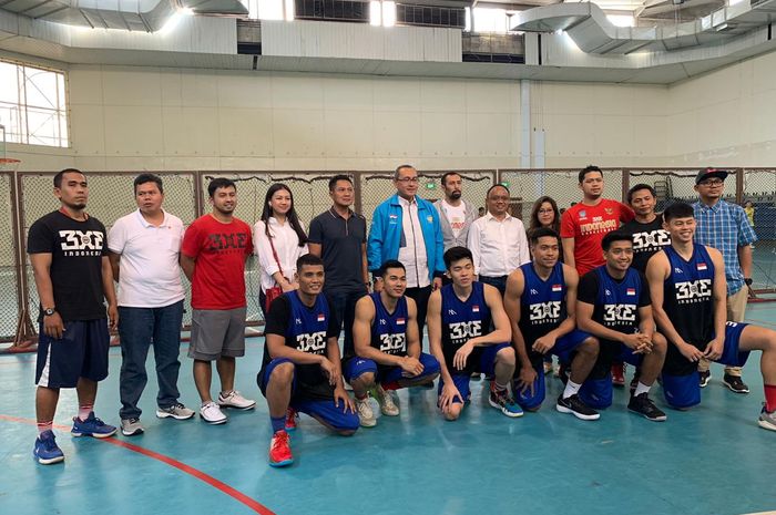 Chief de Mission SEA Games 2019, Harry Warganegara, berfoto bersama tim basket 3x3 putra Indonesia di lapangan basket STC Senayan, Jakarta, Kamis (31/10/2019).