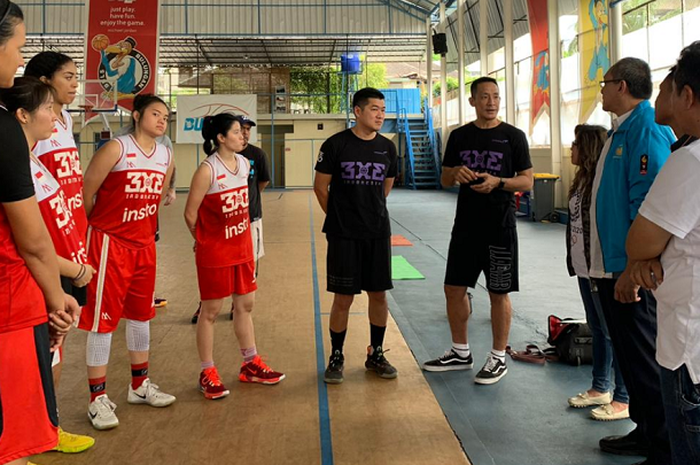 Pelatih tim 3x3 putri SEA Games 2019 Anthony Gunawan dan manajer tim Norman Sebastian bertemu CdF SEA Games, Harry Warganegara, di Jakarta, Kamis (31/3/2019).