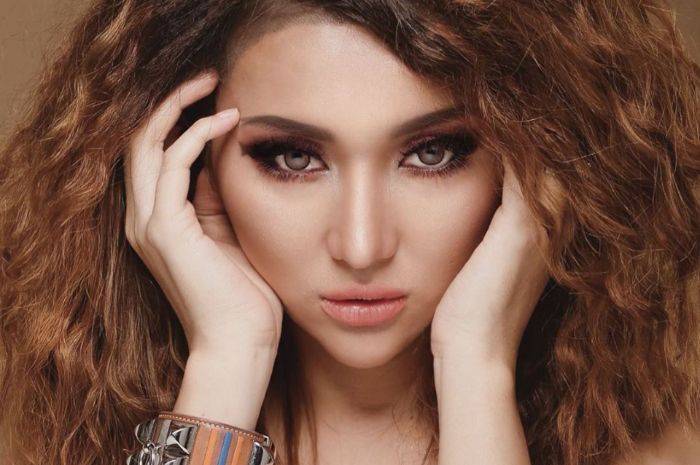 Bukan Kecelakaan, Lucinta Luna Operasi Kelopak Mata Garagara Ketimpuk