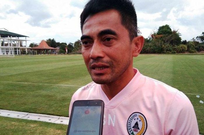 Pelatih PSS Sleman, Seto Nurdiyantoro saat dijumpai seusai memimpin latihan tim di lapangan Sepakbola, Yogyakarta Independent School (YIS) Sleman, Kamis (31/10/2019).