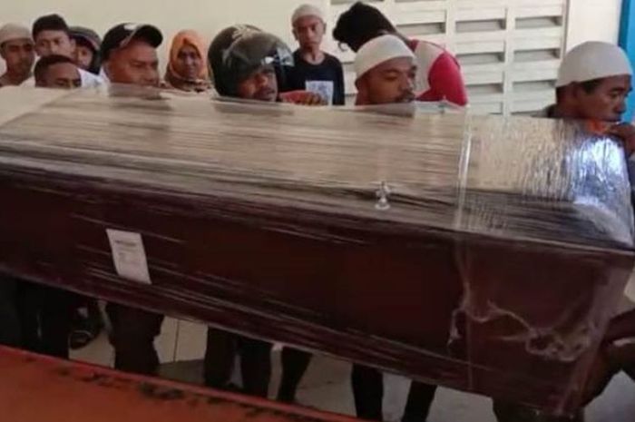Puluhan kerabat dan anggota keluarga menjemput jenazah pemain timnas U-20 di Bandara Pattimura Ambon, Jumat siang (1/11/2019)