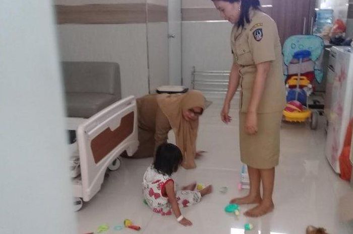 Balita yang tiga hari bertahan di sisi mayat ibunya yang telah membusuk
