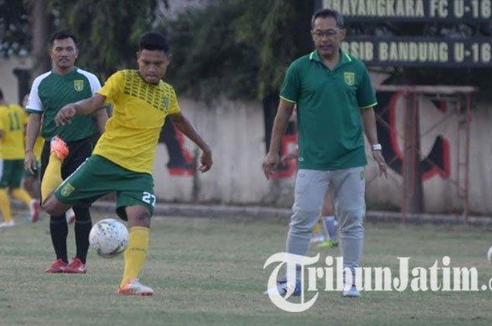 Pelatih anyar Persebaya, Aji Santoso, yang mulai melatih Bajul Ijo di Lapangan Polda Jatim, Kamis (31/10/2019).