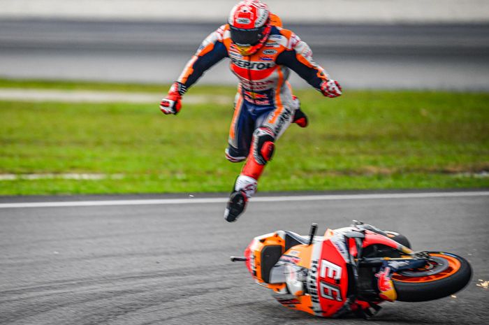 Pembalap Repsol Honda, Marc Marquez. saat mengalami kecelakaan pada kualifikasi MotoGP Malaysia 2019 di Sirkuit Sepang, Sabtu (2/11/2019).