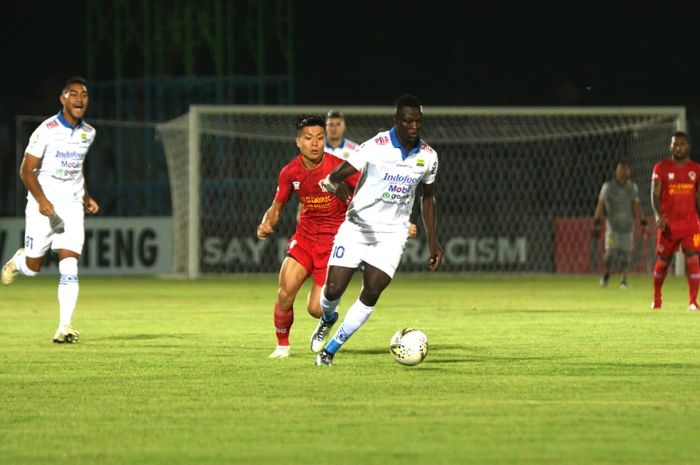 Penyerang Persib Bandung, Ezechiel N'Douassel (ketiga dari kanan), dibayangi pemain Kalteng Putra, Takuya Matsunaga (kedua dari kiri), dalam lanjutan Liga 1 2019 di Stadion Tuah Pahoe, Palangkaraya, Jumat (1/11/2019).