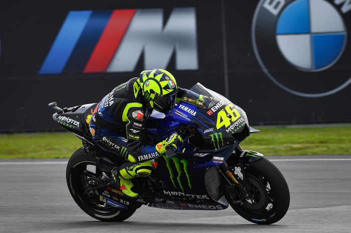 Pembalap Monster Energy Yamaha, Valentino Rossi, menjalani sesi latihan bebas pada MotoGP Malaysia di Sirkuit Sepang.