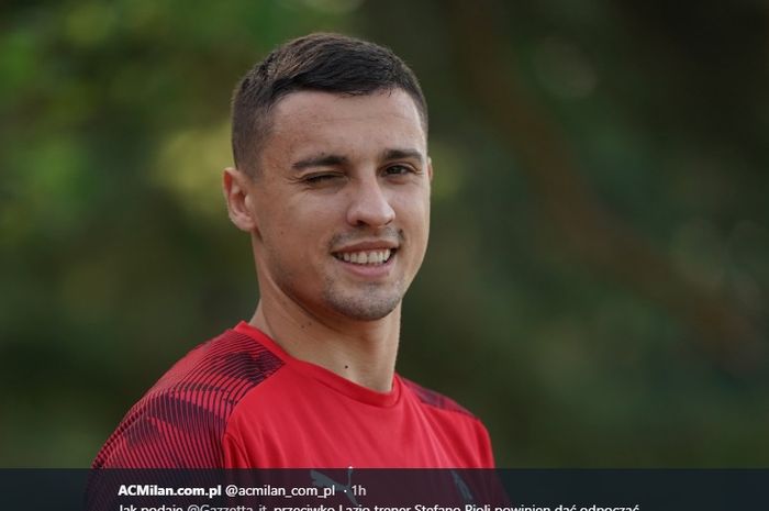 Gelandang anyar AC Milan asal Bosnia dan Herzegovina, Rade Krunic. 