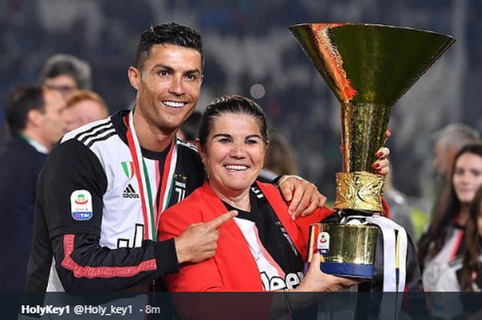 Megabintang Juventus, Cristiano Ronaldo dan Ibundanya, Maria Dolores dos Santos Aveiro.