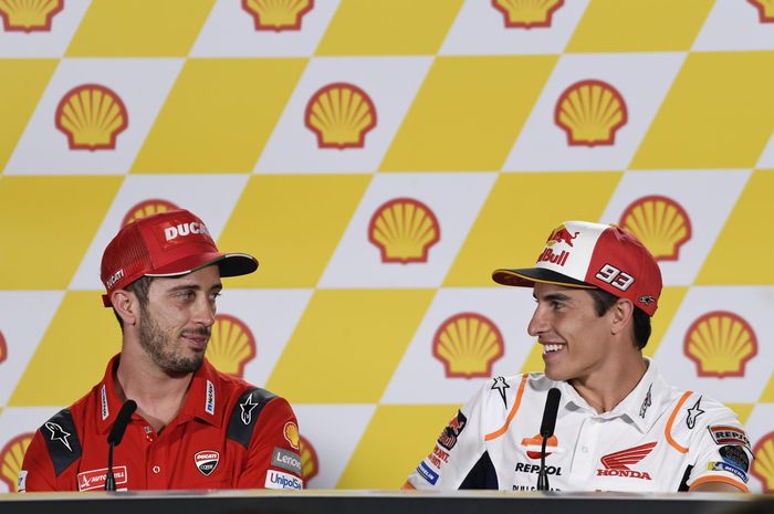Andrea Dovizioso (kiri) dan Marc Marquez (kanan) saat menjalani sesi konferensi pers jelang MotoGP Malaysia, Kamis (31/10/2019).
