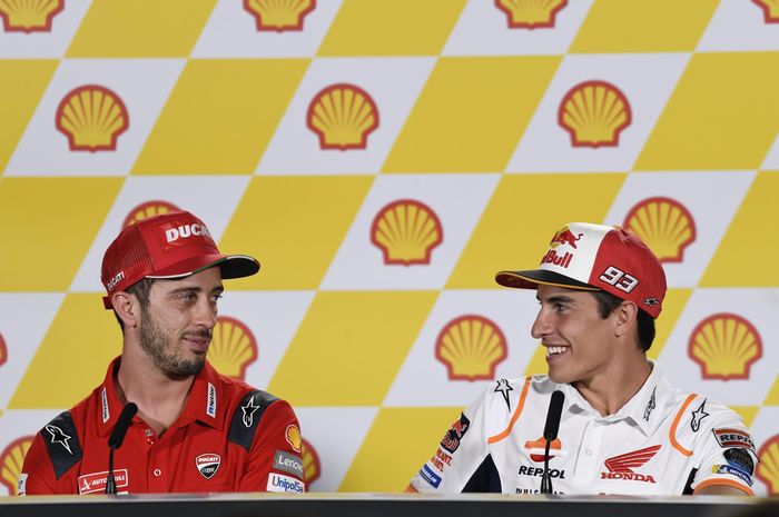 Andrea Dovizioso (kiri) dan Marc Marquez (kanan) saat menjalani sesi konferensi pers jelang MotoGP Malaysia, Kamis (31/10/2019).