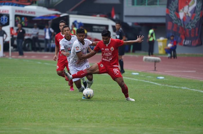 Duel antara Rifad Marasabessy dan Heri Susanto, saat Persija Jakarta menjamu Tira-Persikabo di Stadion Patriot Chandrabhaga, Kota Bekasi, Minggu (3/11/2019).