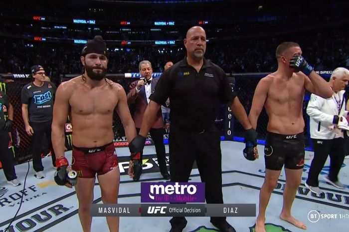 Jorge Masvidal (kiri) dan Nate Diaz seusai pertarungan di UFC 244, Minggu (3/11/2019) pagi hari WIB.