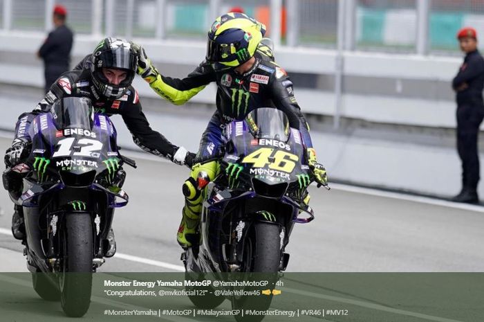 Momen Valentino Rossi (kanan) saat merayakan kemenangan Maverick Vinales (Kiri) pada MotoGP Malaysia 2019, Minggu (3/11/2019)