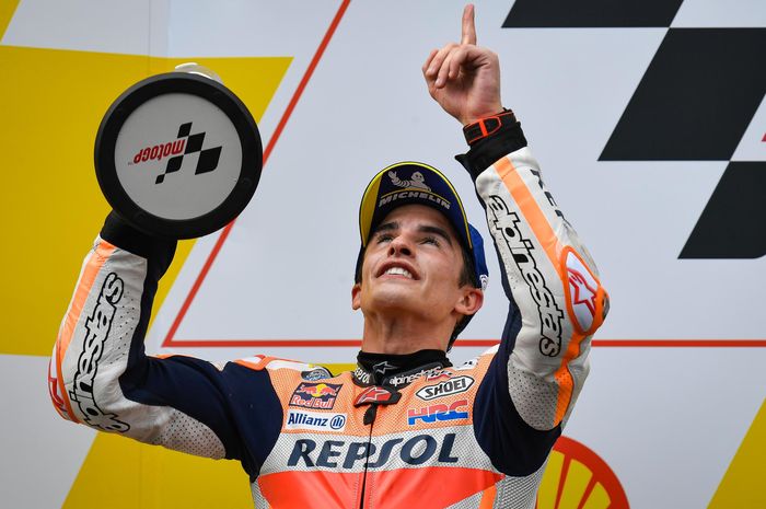 Pembalap Repsol Honda, Marc Marquez, berpose di podium kedua MotoGP Malaysia di Sirkuit Sepang, Minggu (3/11/2019).