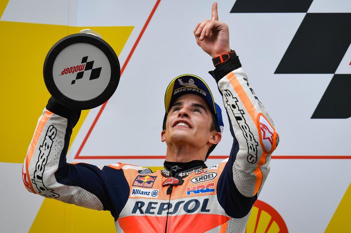 Pembalap Repsol Honda, Marc Marquez, berpose di podium