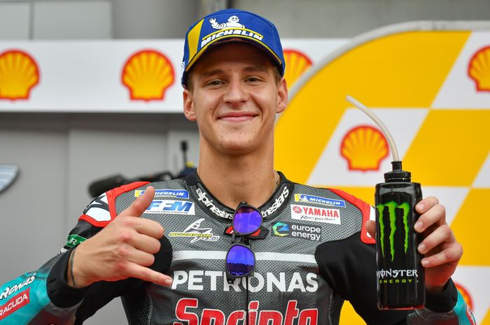 Pembalap Petronas Yamaha SRT, Fabio Quartararo, berpose setelah memastikan pole position MotoGP Malaysia di Sirkuit Sepang, Sabtu (2/11/2019).