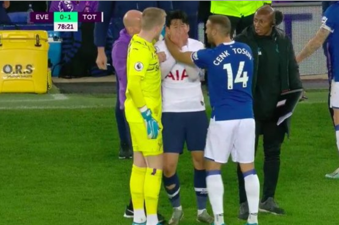 Pemain Tottenham Hotspur, Son Heung-min, menangis setelah terlibat dalam insiden yang mengakibatkan patahnya engkel gelandang Everton, Andre Gomes, Minggu (3/11/2019).