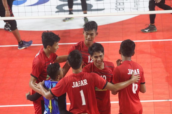 Tim bola voli putra Jawa Barat pada Kejurnas bola voli junior di GOR Bulungan, Jakarta, Senin  (4/11/2019).