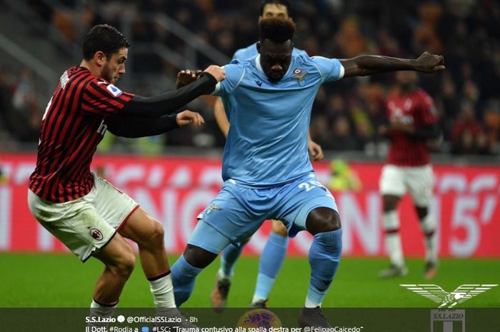 Bek sayap AC Milan, Davide Calabria, terlibat  perebutan bola dengan penyerang Lazio, Felipe Caicedo, pada pertandingan pekan ke-11 Liga Italia di Stadion San Siro, Minggu 93/11/2019).