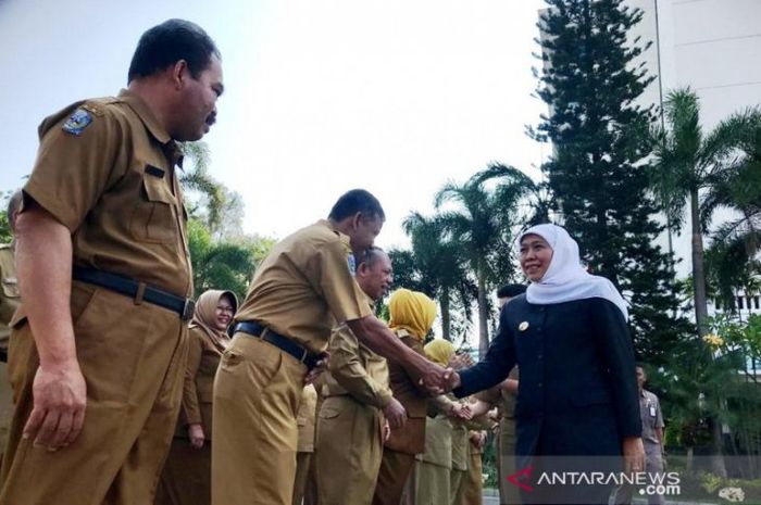  Gubernur Jawa Timur, Khofifah Indar Parawansa (berjilbab putih) saat menyalami ASN Pemprov Jatim usai apel pagi di Kantor Gubernur Jawa Timur di Surabaya, Senin (4/11/2019).