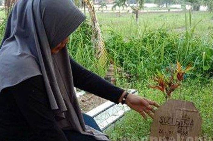 Ibu korban berziarah ke makam Suci Fitria yang ditemukan tewas tanpa kepala beberapa waktu lalu di Dumai, Kepulauan Riau.