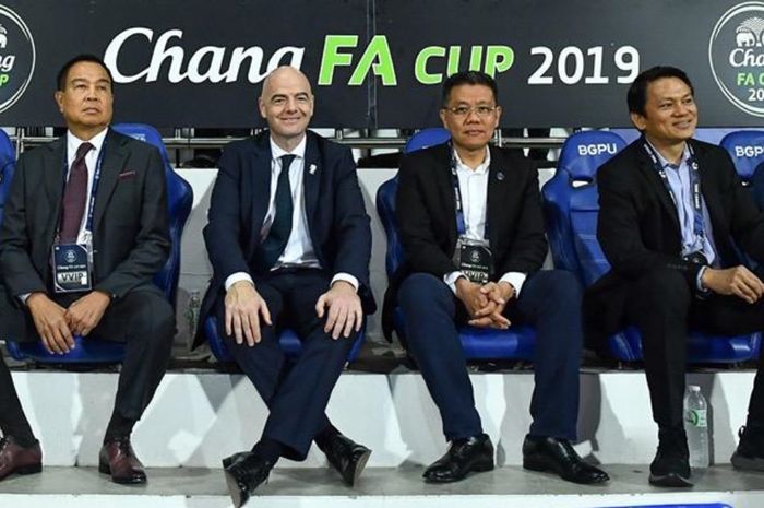 Presiden AFF, Khiev Sameth (kedua dari kanan), bersama dengan Presiden FIFA Gianni Infantino (kedua dari kiri), berfoto bersama ketika menyaksikan final Piala FA Thailand 2019 di Stadion Leo, Thailand, Sabtu (2/11/2019).