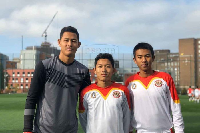 Kiper Persib U-18, Erlangga Setyo, berpose bersamaFerdiansyah (tengah) dan Kakang Rudianto (kanan) saat mengikuti program Garuda Select di Inggris.