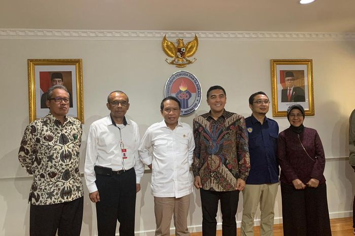 Menteri Pemuda dan Olahraga, Zainudin Amali (ketiga dari kiri), bertemu Ketua Ikatan Motor Indonesia (IMI) Pusat, Sadikin Aksa (kedua dari kanan) dan Presiden Direktur ITDC, Abdulbar M. Mansoer (ketiga dari kanan) di Kantor Kemenpora, Jakarta, Selasa (5/11/2019).