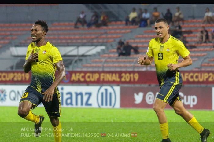 Issah Yakubu (kiri) mencetak gol kemenangan Al Ahed atas April 25 di final Piala AFC 2019.