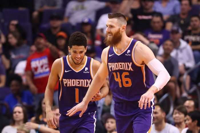 Guard Phoenix Suns, Devin Booker (belakang), melakukan selebrasi bersama rekan setimnya, Aron Baynes, pada laga NBA 2019-2020.