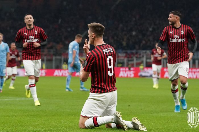 Penyerang AC Milan, Krzysztof Piatek, bersimpuh lesu pada pertandingan pekan ke-11 Liga Italia melawan Lazio di Stadion San Siro, Minggu 93/11/2019).