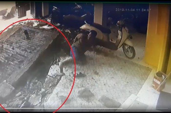 Tangkap layar video rekaman CCTV septic tank meledak.