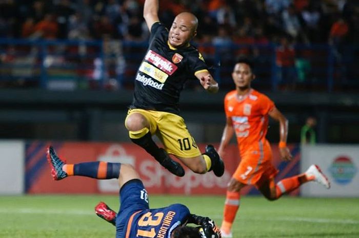 Pemain Perseru Badak Lampung, Marquinhos, beradu dengan kiper Borneo FC, Gianluca Pandeynuwu, dalam laga di Stadion Segiri, Samarinda, Selasa (5/11/2019).