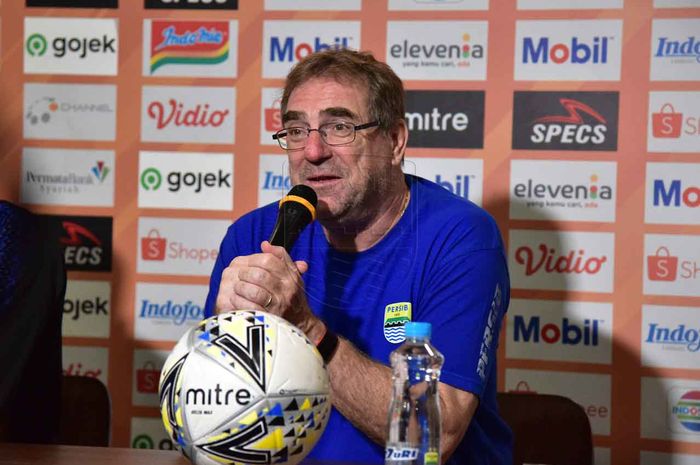 Pelatih Persib Bandung, Robert Rene Alberts, memberikan keterangan menjelang laga kontra PSIS Semarang pada pekan ke-27 Liga 1 2019.