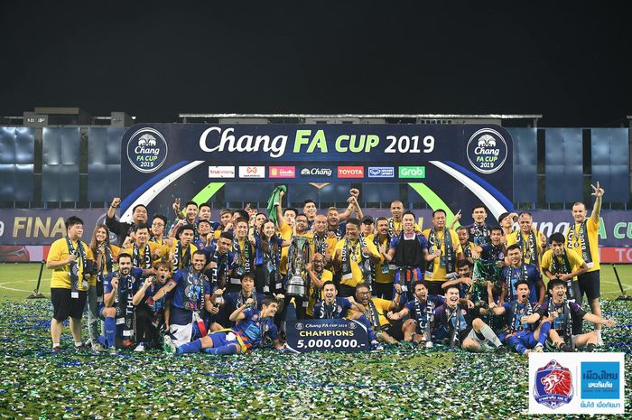 Selebrasi juara Port FC seusai mengalahkan Ratchaburi Mitr Phol FC pada final Piala FA Thailand 2019 di Stadion Leo, Bangkok, 2 November 2019.