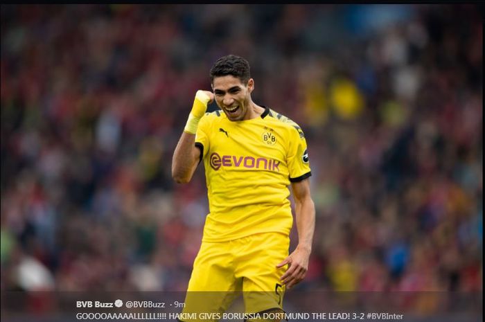 Achraf Hakimi merayakan gol untuk Borussia Dortmund.