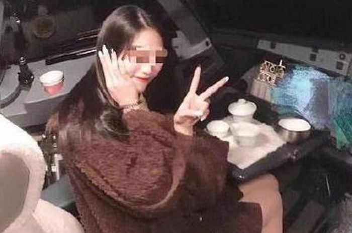 Penumpang wanita telihat berpose dengan membentuk simbol 'peace'