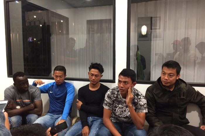 Para pemain Arema FC yang hadir dalam acara yang dilaksanakan Shopee dengan tajuk 'Nongkrong Bareng Aremania' yaitu Makan Konate, Dendi Santoso, Johan Alfarizi, Dedik Setiawan, dan Hamka Hamzah (kiri ke kanan) di Eiskaffee, Kota Malang, Rabu (6/11/2019) malam.