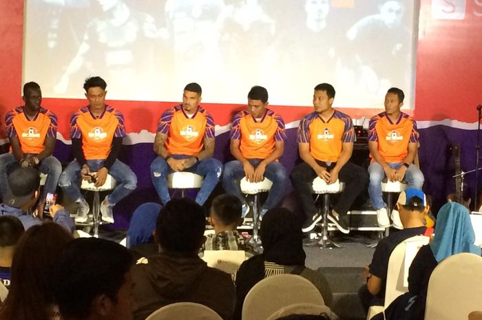 Para pemain Arema FC yang hadir dapam acara Nongkrong Bareng Aremania yaitu Makan Konate, Johan Alfarizi, Dedik Setiawan, Johan Alfarizi, Arthur Cunha, Hamka Hamzah, dan Dendi Santoso di Eiskaffee, Kota Malang, Rabu (6/11/2019) malam.