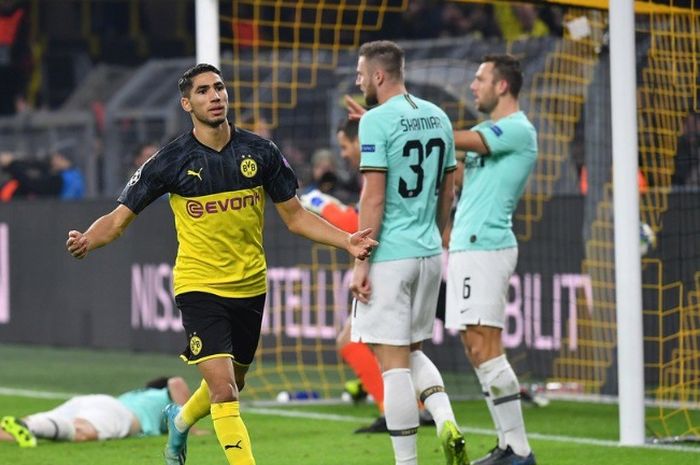 Selebrasi pemain Borussia Dortmund, Achraf Hakimi, usai membobol gawang Inter Milan dalam kemenangan timnya 3-2 di Stadion Signal Iduna Park dalam lanjutan matchday keempat Liga Champions 2019-2020.