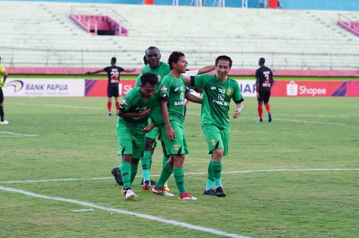 Skuad Bhayangkara FC merayakan gol yang dicetak Adam Alis ke gawang Persipura di Stadion Gelora Delta, Sidoarjo, Kamis (7/11/2019).