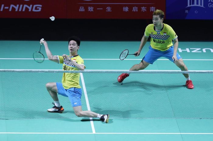 Pasangan ganda putra Indonesia, Marcus Fernaldi Gideon/Kevin Sanjaya Sukamuljo, saat menjalani laga melawan He Jiting/Tan Qiang (China) pada babak kedua Fuzhou China Open 2019.