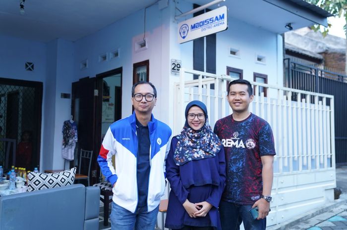 Pemilik merek Mboissam, Fatra dan Risma (tengah) bersama Rezki Yanuar (kiri) selaku Country Brand Manager Shopee di Kota Malang, Kamis (7/11/2019) sore.