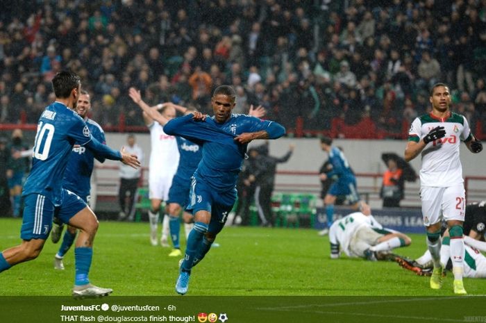 Winger Juventus, Douglas Costa, melakukan selebrasi usai membobol gawang Lokomotiv Moskva pada laga matchday keempat Liga Champions 2019-2020, Rabu (6/11/2019).