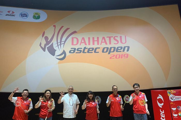 Penyelenggara dan sponsor Astec Open 2019 International Series berfoto pada konferensi pers di Jakarta, Kamis (7/11/2019).