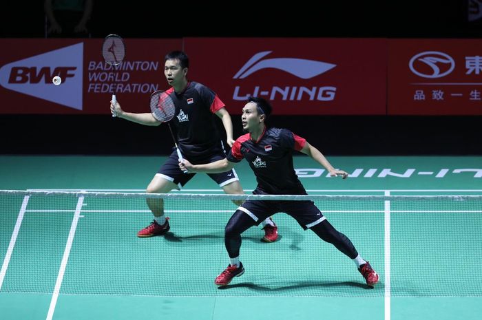 Pasangan ganda putra Indonesia, Mohammad Ahsan/Hendra Setiawan, saat bertanding melawan Ou Xuanyi/Zhang Nan (China) pada babak kedua Fuzhou China Open 2019.