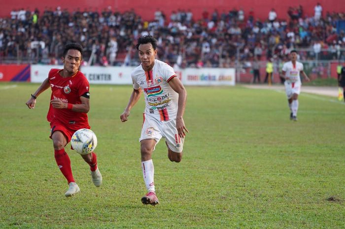 Pemain Persija Jakarta, Novri Setiawan (kanan) dikejar pemain Semen Padang, Dedi Hartono (kanan) di Stadion Haji Agus Salim, Kamis (7/11/2019). 