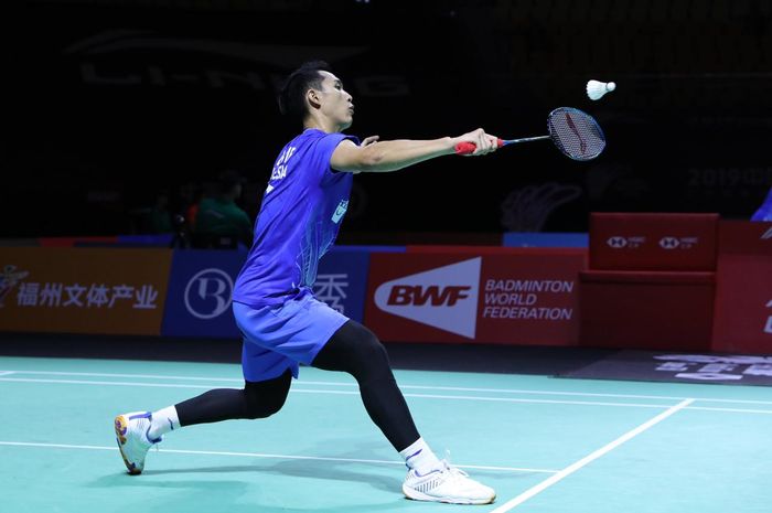 Tunggal putra Indonesia, Jonatan Christie, mengembalikan bola pada pertandingan perempat final Fuzhou China Open 2019 di Haixia Olympic Sports Center, Fuzhou, China, Jumat (8/11/2019).